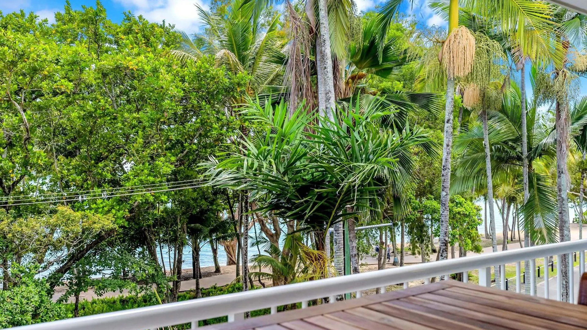 Beach Tropics At The Ribbons Clifton Beach Australië